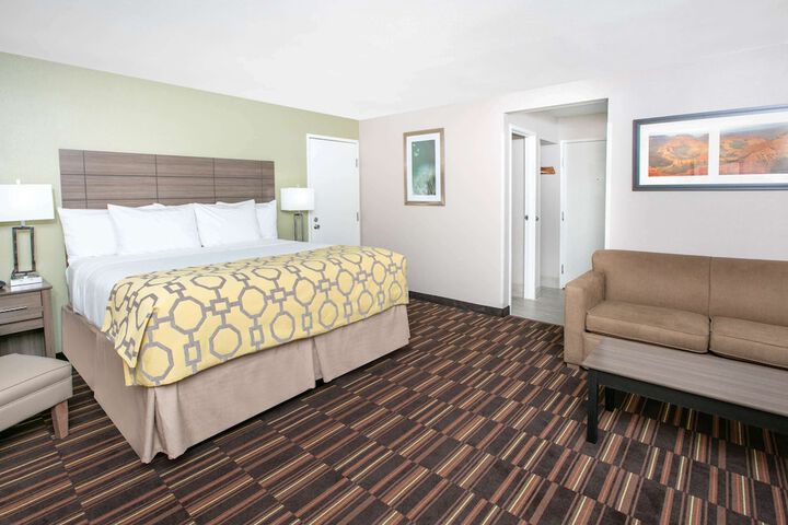 Room 27 of 69