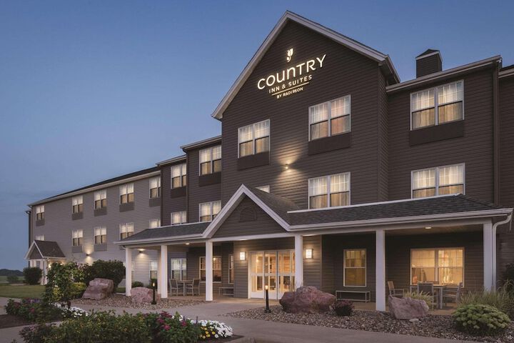 Country Inn & Suites by Radisson Pella, IA