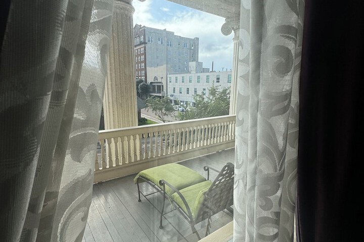 Room 30 of 142