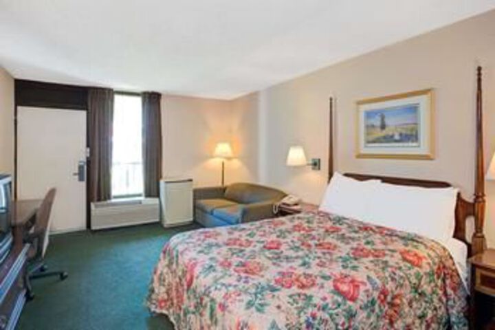 Days Inn by Wyndham Cornelius Lake Norman