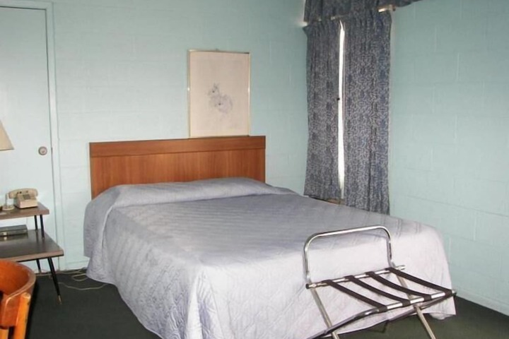 Holiday Host Motel