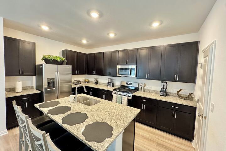 Modern 4BR New Home w Luxury Touches