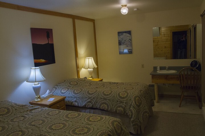 Whittakers Motel & Historic Bunkhouse
