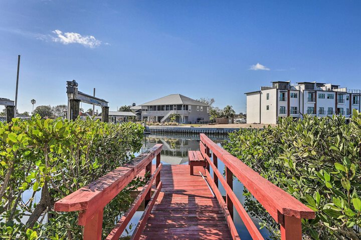 Private Dock & Saltwater Pool: Apollo Beach House