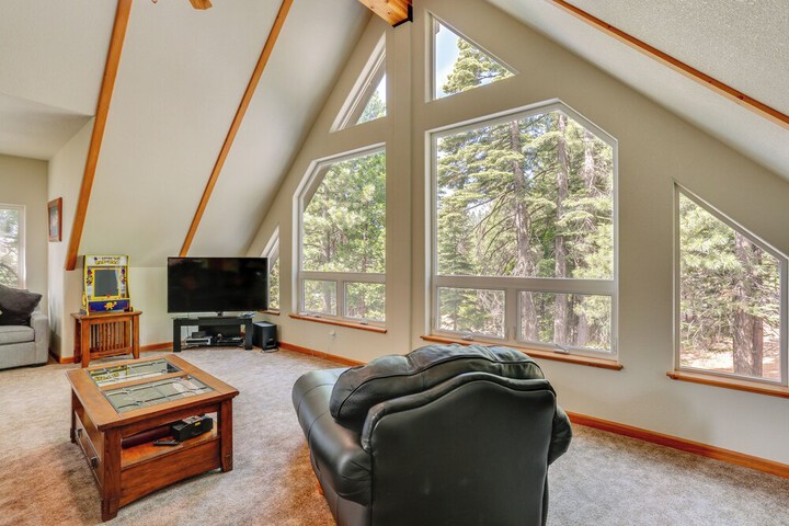 Pet-friendly California Cabin w / Beach Access
