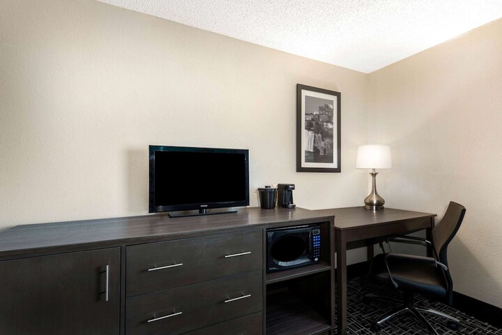 Room 25 of 33