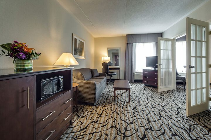 Monte Carlo Inn Oakville Suites