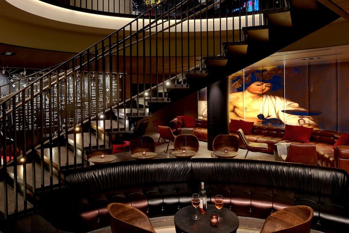 Lounge 124 of 131