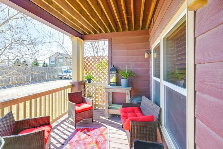 Walk to Main St! Ennis Townhome w / Balcony