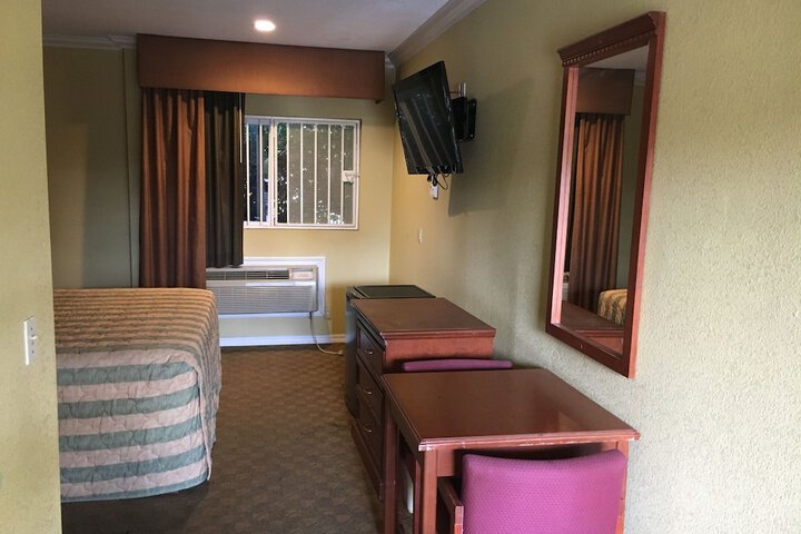 Bellflower Travel Inn