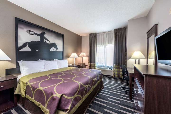 Room 10 of 14