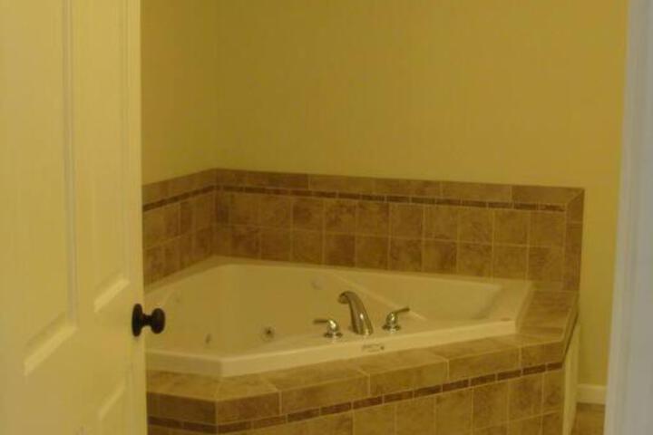 Beulah Land Guest House w / King Bed & Jacuzzi Tub