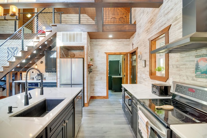Hike & Climb: Pet-friendly Red River Gorge Cabin!