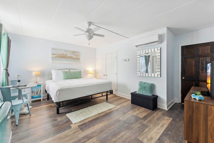 Daytona Inn & Suites