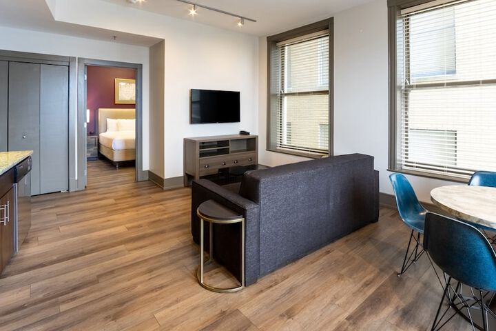 Room 27 of 40