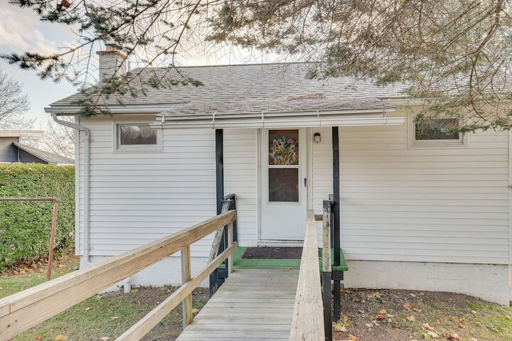 Cozy Pennsylvania Home w / Fire Pit & Dock Access!