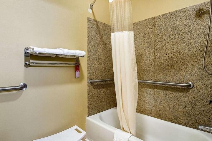 Bryant Inn & Suites