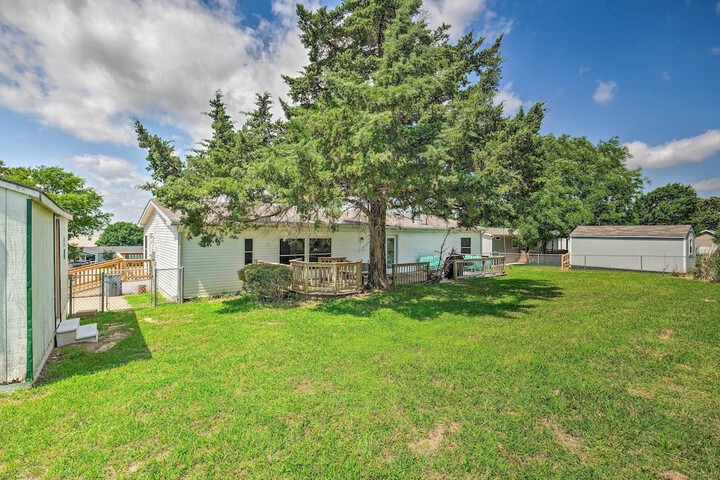Cedar Creek Lake Access: Retreat w / Deck