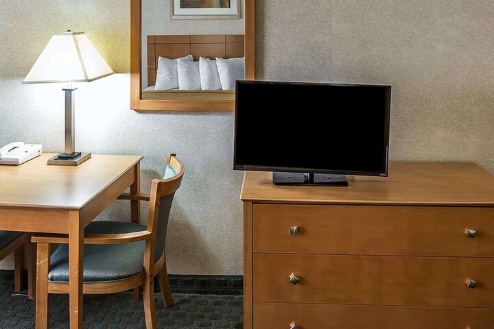 Quality Inn at Collins Road - Cedar Rapids