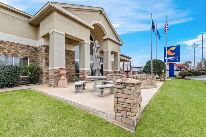 Comfort Inn & Suites Greenwood near University