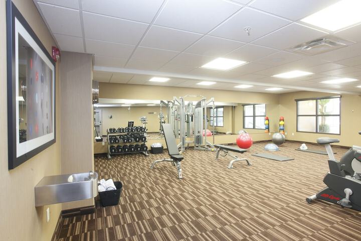 Pomeroy Inn & Suites at Olds