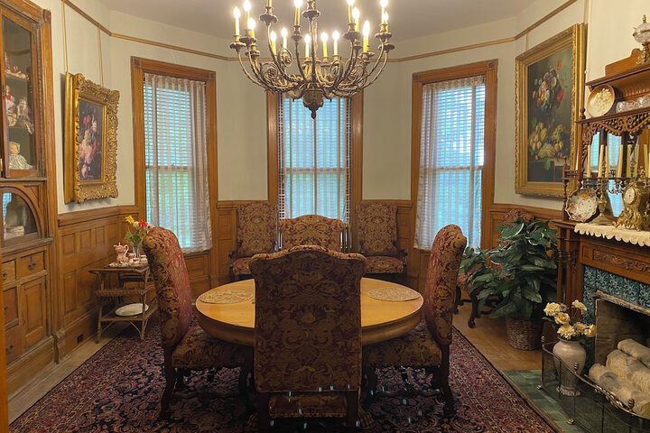 Vineyard Mansion & Carriage House Bed & Breakfast