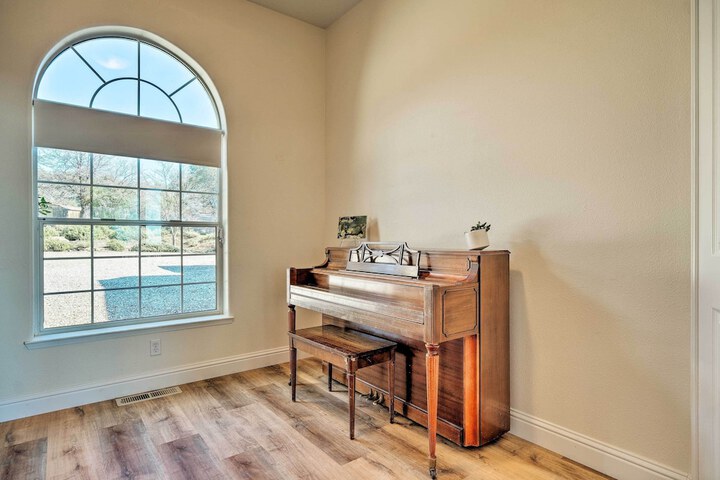 Hot Tub & Mtn Views: Peaceful Columbia Retreat!