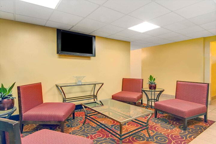 Super 8 by Wyndham Stamford / New York City Area
