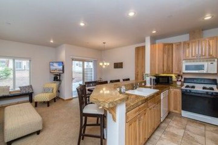 Spacious and Bright near Kings Beach by RedAwning