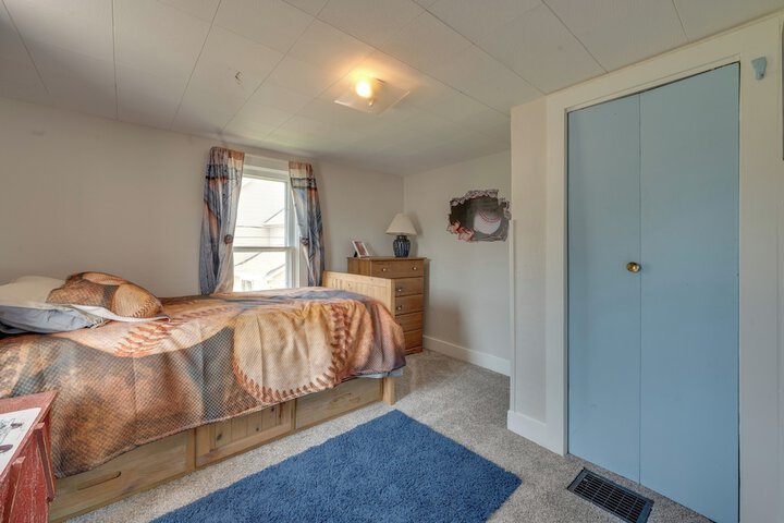 Cozy Iowa Getaway w / Patio & Fenced-in Yard!