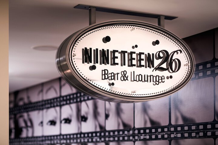 Lounge 48 of 61
