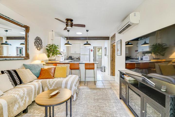 Vibrant Casa Paloma w / Patio - Near Vineyards!