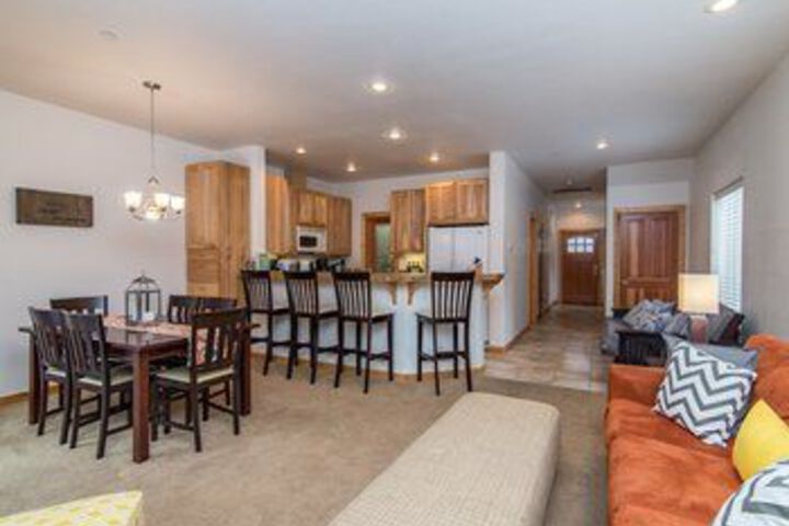 Spacious and Bright near Kings Beach by RedAwning