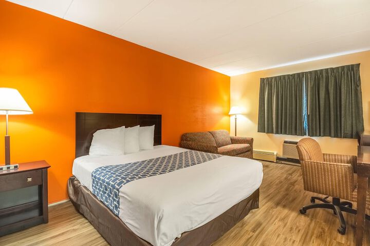 Econo Lodge Inn & Suites Windsor Locks Bradley Airport