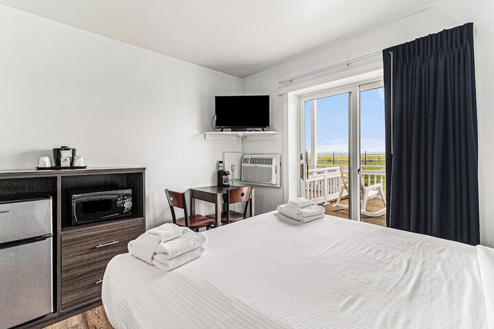 Snyders Shoreline Inn