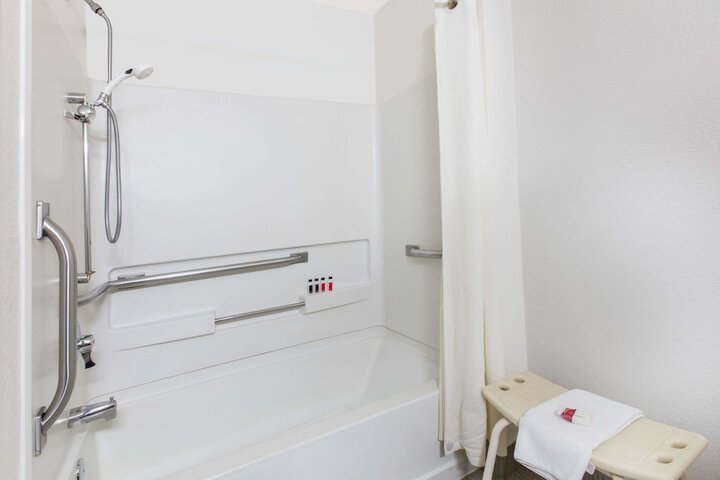 Room 6 of 16