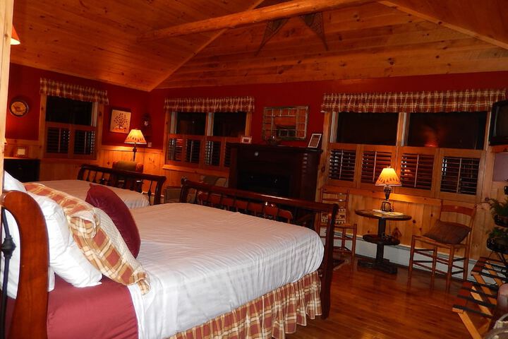 Kiwassa Lake Bed & Breakfast
