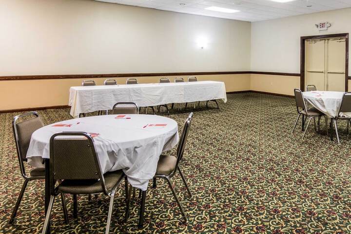 Econo Lodge Inn & Suites Conference Center