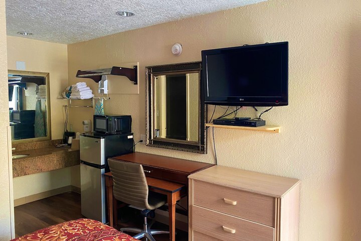 Room 11 of 28