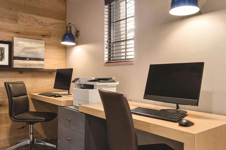 Business Center 24 of 27