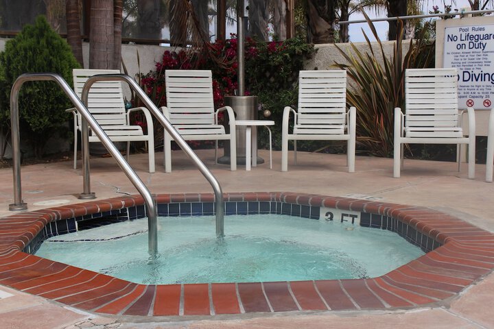 Ocairns Inn & Suites