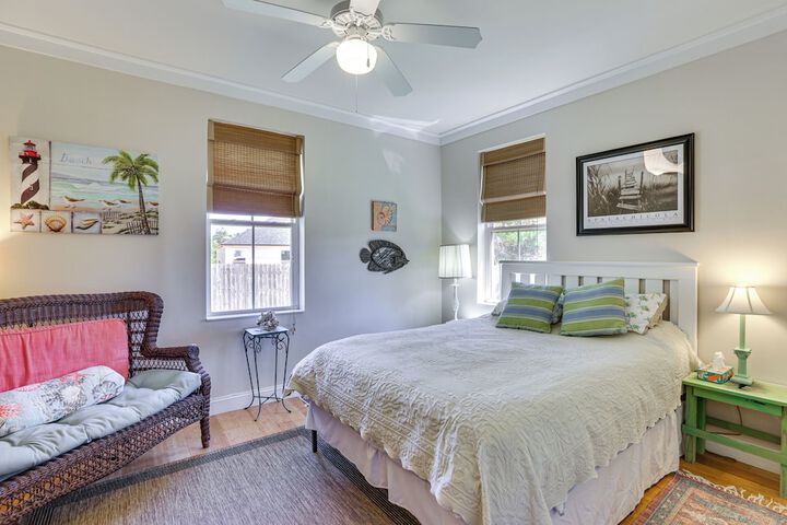 Lovely Carrabelle Home w / Lake Views & Pool Access