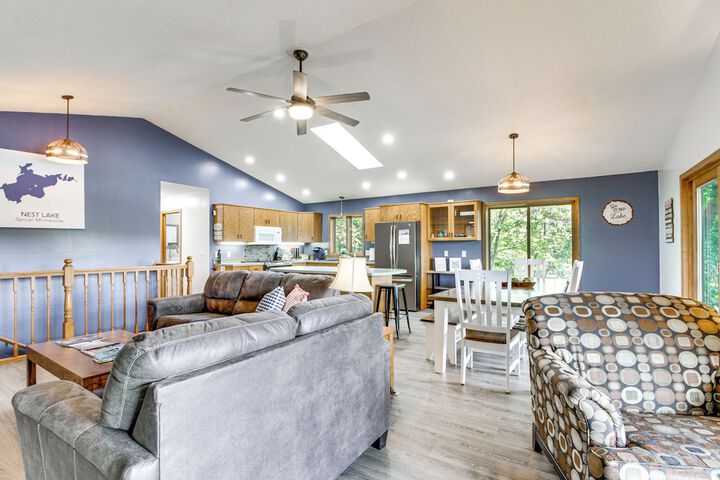 Private Lakefront Cabin w / Hot Tub Deck & Views