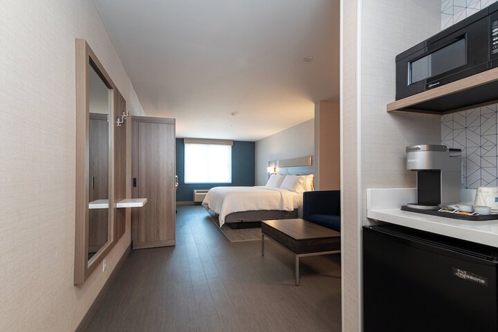 Room 44 of 76