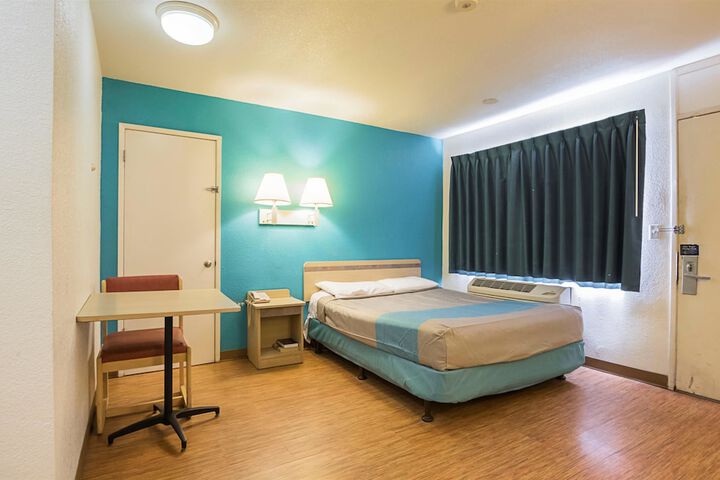 Room 13 of 36