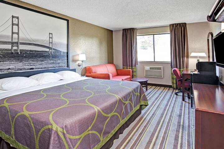 Super 8 by Wyndham Roseville / Detroit Area
