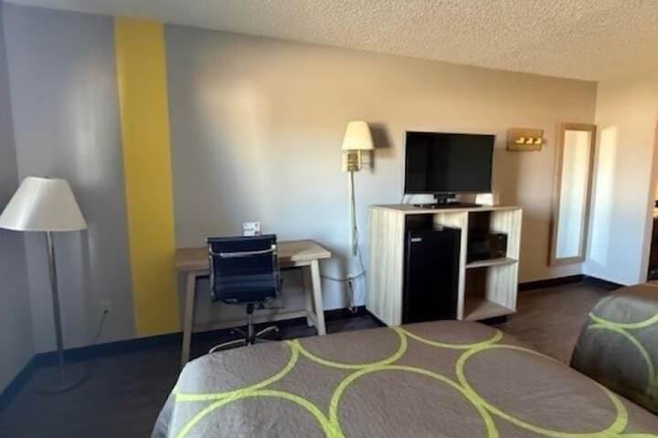 Super 8 by Wyndham Smithville / Kansas City