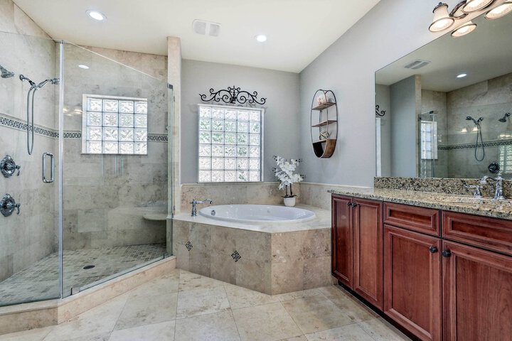 Apollo Beach House w / Private Pool + Hot Tub