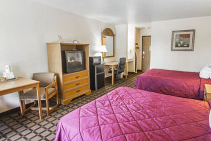 Econo Lodge Inn & Suites