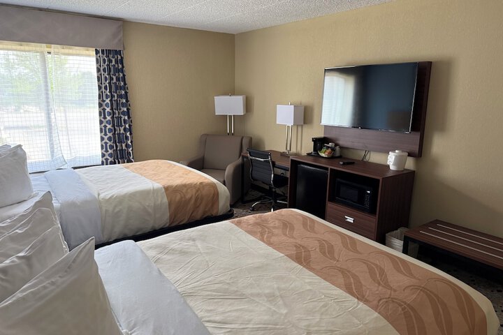 Holiday Lodge Hotel & Conference Center